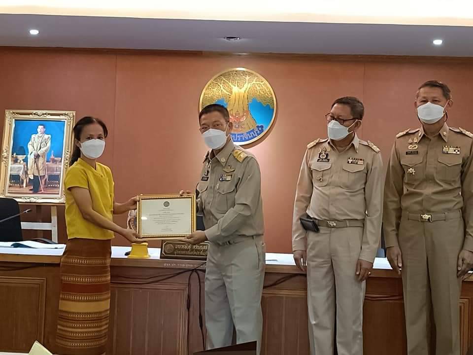พช.ปราจีนบุรี มอบเกียรติบัตร กิจกรรมพัฒนาชุมชนดีเด่น ประจำปี 2565