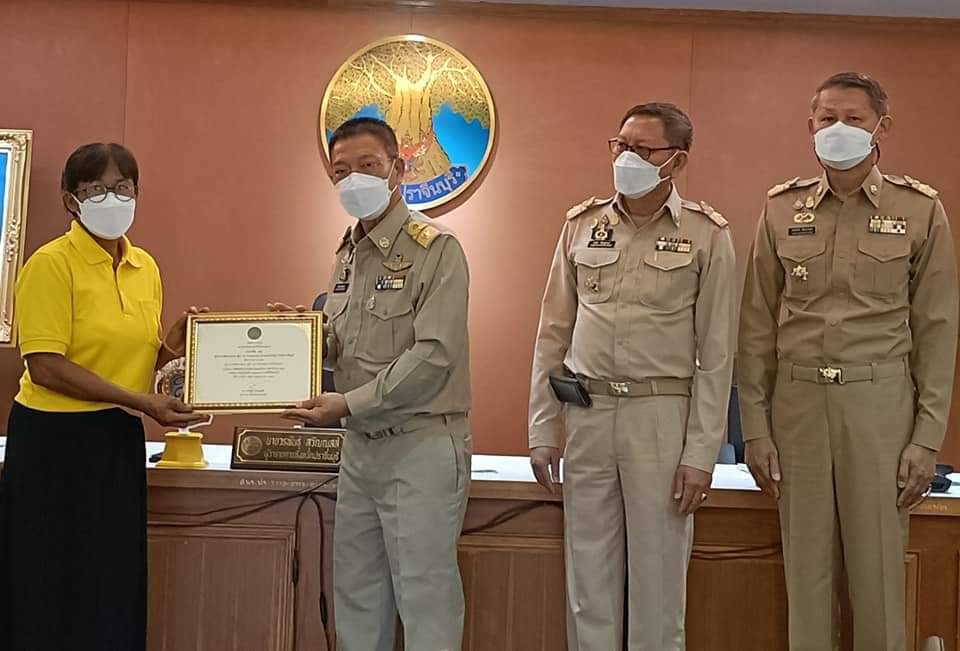 พช.ปราจีนบุรี มอบเกียรติบัตร กิจกรรมพัฒนาชุมชนดีเด่น ประจำปี 2565