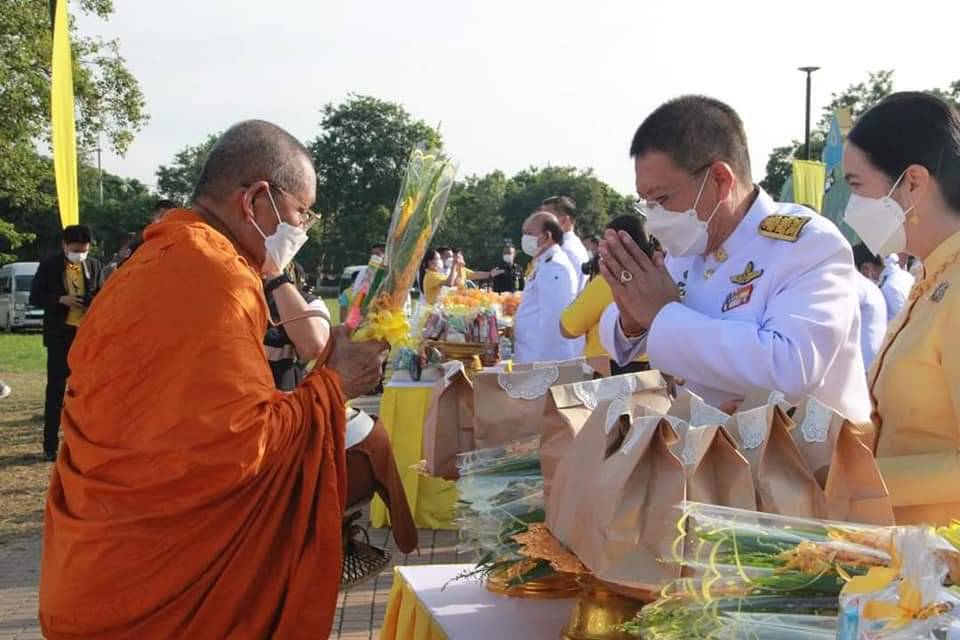 พช.ปราจีนบุรี ร่วมตักบาตรและลงนามถวายพระพรชัยมงคล วันเฉลิมพระชนมพรรษา 70 พรรษา พระบาทสมเด็จพระเจ้าอยู่หัว 28 กรกฎาคม 2565