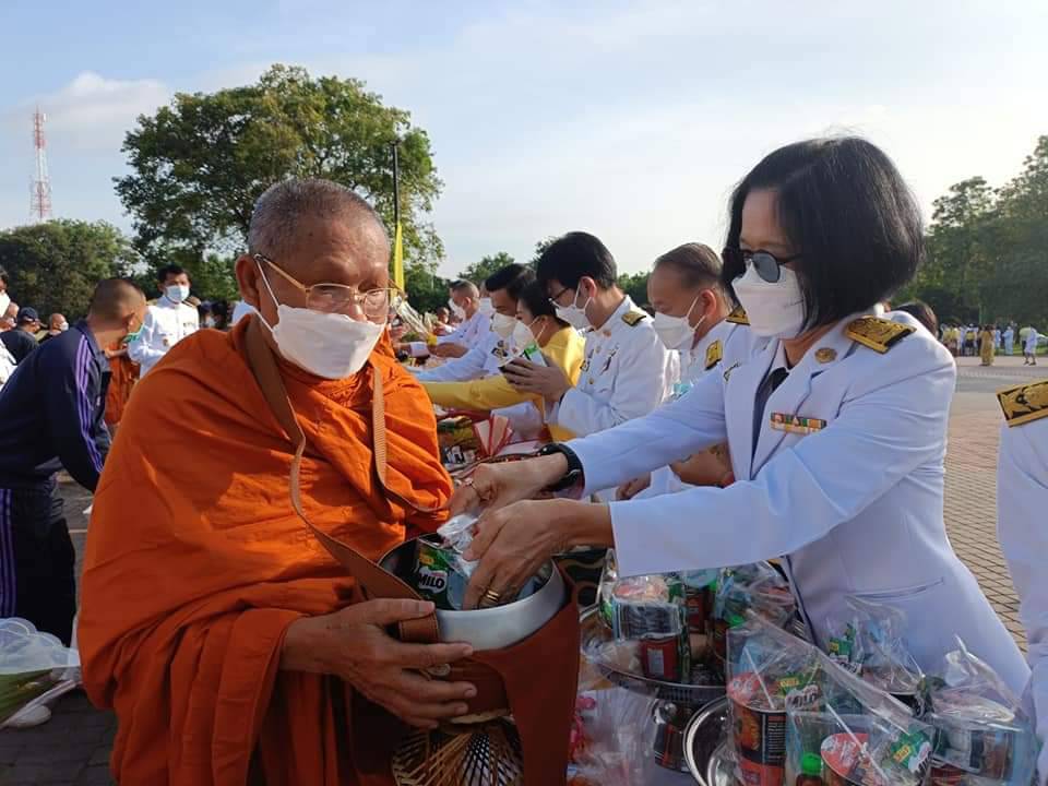 พช.ปราจีนบุรี ร่วมตักบาตรและลงนามถวายพระพรชัยมงคล วันเฉลิมพระชนมพรรษา 70 พรรษา พระบาทสมเด็จพระเจ้าอยู่หัว 28 กรกฎาคม 2565