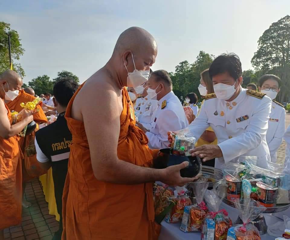 พช.ปราจีนบุรี ร่วมตักบาตรและลงนามถวายพระพรชัยมงคล วันเฉลิมพระชนมพรรษา 70 พรรษา พระบาทสมเด็จพระเจ้าอยู่หัว 28 กรกฎาคม 2565