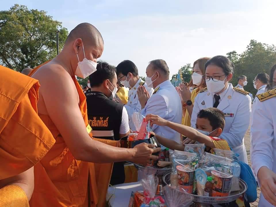 พช.ปราจีนบุรี ร่วมตักบาตรและลงนามถวายพระพรชัยมงคล วันเฉลิมพระชนมพรรษา 70 พรรษา พระบาทสมเด็จพระเจ้าอยู่หัว 28 กรกฎาคม 2565