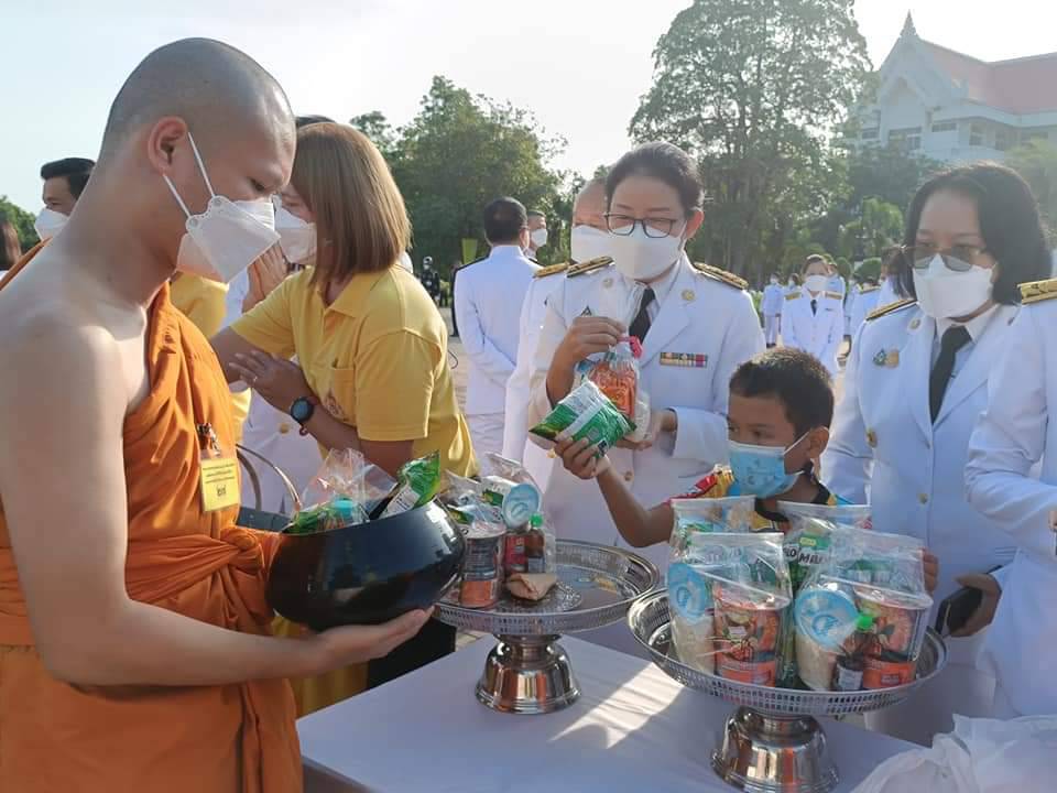 พช.ปราจีนบุรี ร่วมตักบาตรและลงนามถวายพระพรชัยมงคล วันเฉลิมพระชนมพรรษา 70 พรรษา พระบาทสมเด็จพระเจ้าอยู่หัว 28 กรกฎาคม 2565