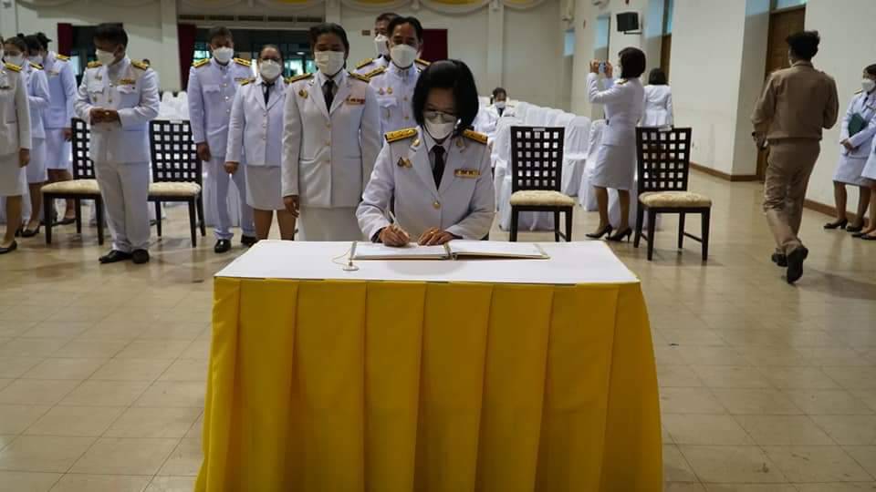 พช.ปราจีนบุรี ร่วมตักบาตรและลงนามถวายพระพรชัยมงคล วันเฉลิมพระชนมพรรษา 70 พรรษา พระบาทสมเด็จพระเจ้าอยู่หัว 28 กรกฎาคม 2565