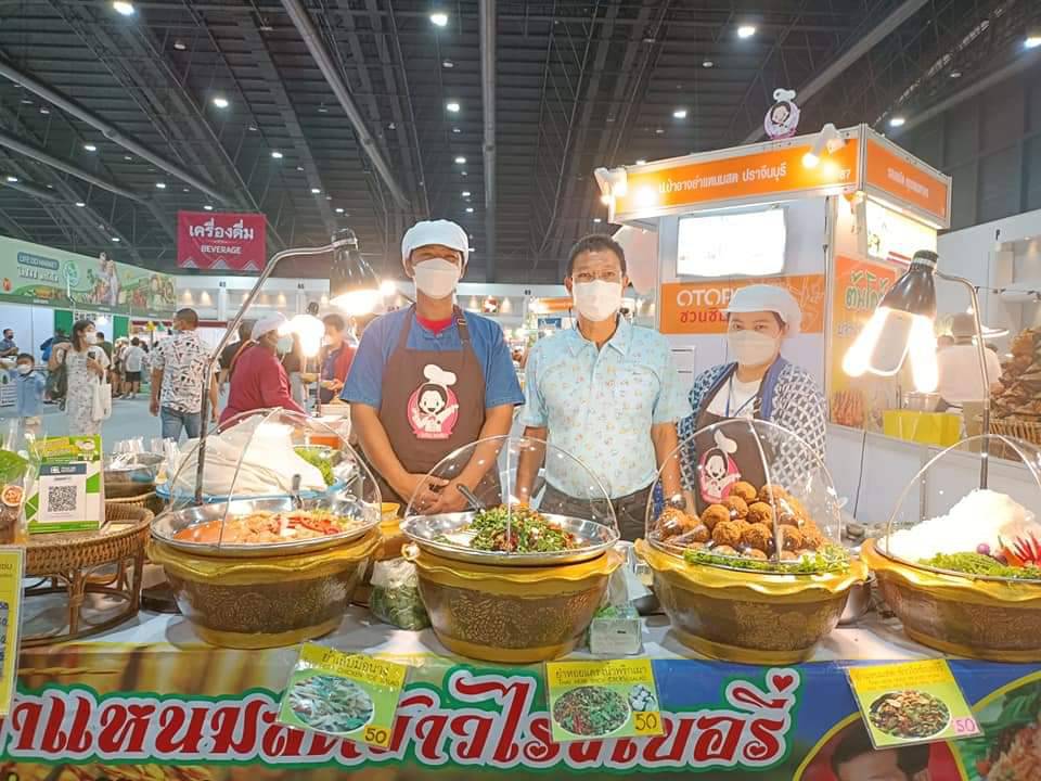 ผู้ว่าราชการจังหวัดปราจีนบุรี  เยี่ยมชมการจัดแสดงและจำหน่ายผลิตภัณฑ์ OTOP ในงาน OTOP ศิลปาชีพประทีปไทย  OTOP ก้าวไกลด้วยพระบารมี “ผ้าทอไทย สายใยแห่งพระบารมี สร้างอาชีพ ปวงประชาอย่างยั่งยืน