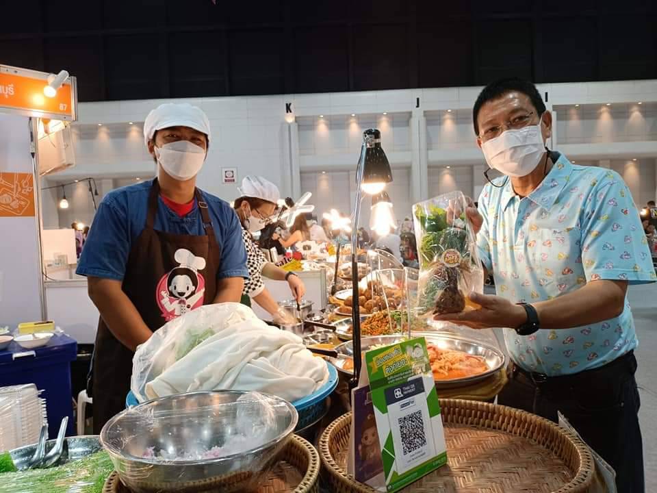 ผู้ว่าราชการจังหวัดปราจีนบุรี  เยี่ยมชมการจัดแสดงและจำหน่ายผลิตภัณฑ์ OTOP ในงาน OTOP ศิลปาชีพประทีปไทย  OTOP ก้าวไกลด้วยพระบารมี “ผ้าทอไทย สายใยแห่งพระบารมี สร้างอาชีพ ปวงประชาอย่างยั่งยืน