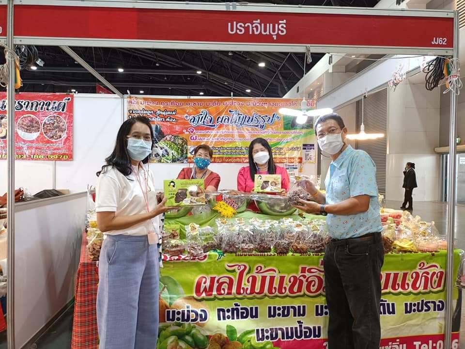 ผู้ว่าราชการจังหวัดปราจีนบุรี  เยี่ยมชมการจัดแสดงและจำหน่ายผลิตภัณฑ์ OTOP ในงาน OTOP ศิลปาชีพประทีปไทย  OTOP ก้าวไกลด้วยพระบารมี “ผ้าทอไทย สายใยแห่งพระบารมี สร้างอาชีพ ปวงประชาอย่างยั่งยืน