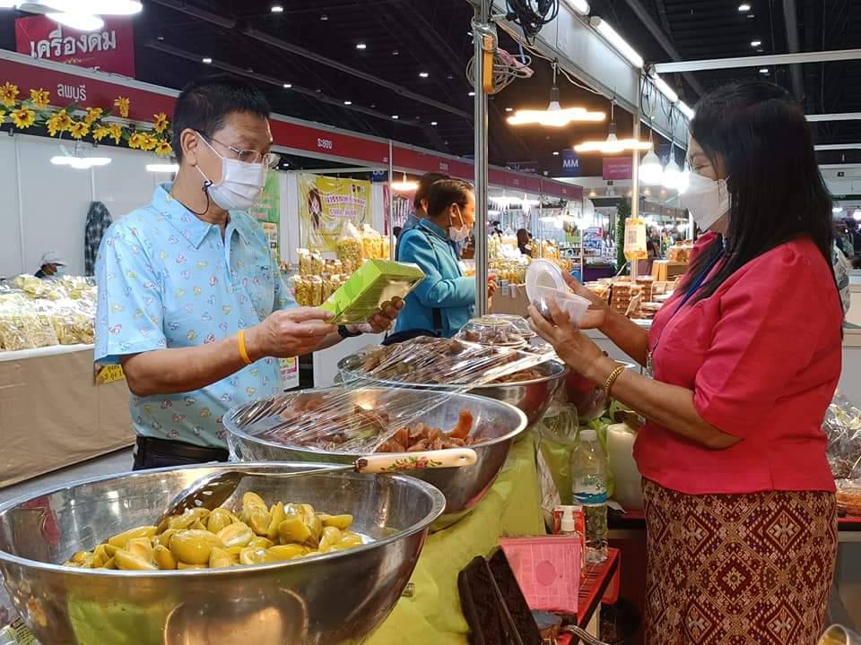 ผู้ว่าราชการจังหวัดปราจีนบุรี  เยี่ยมชมการจัดแสดงและจำหน่ายผลิตภัณฑ์ OTOP ในงาน OTOP ศิลปาชีพประทีปไทย  OTOP ก้าวไกลด้วยพระบารมี “ผ้าทอไทย สายใยแห่งพระบารมี สร้างอาชีพ ปวงประชาอย่างยั่งยืน