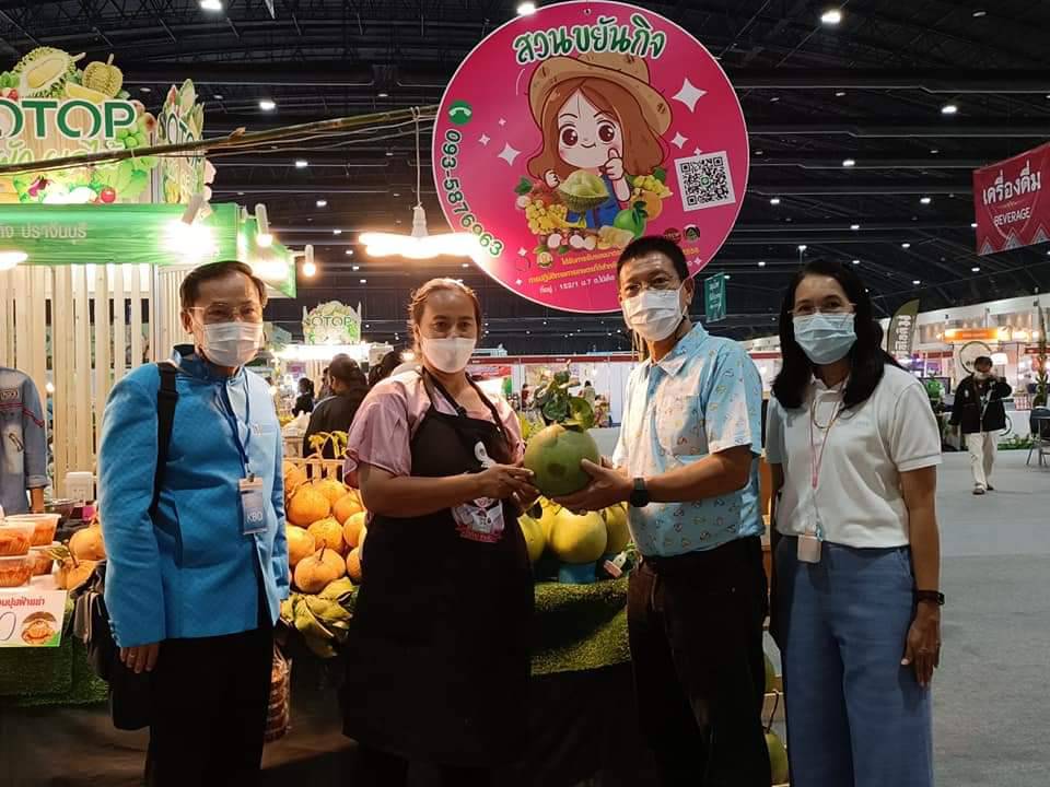 ผู้ว่าราชการจังหวัดปราจีนบุรี  เยี่ยมชมการจัดแสดงและจำหน่ายผลิตภัณฑ์ OTOP ในงาน OTOP ศิลปาชีพประทีปไทย  OTOP ก้าวไกลด้วยพระบารมี “ผ้าทอไทย สายใยแห่งพระบารมี สร้างอาชีพ ปวงประชาอย่างยั่งยืน