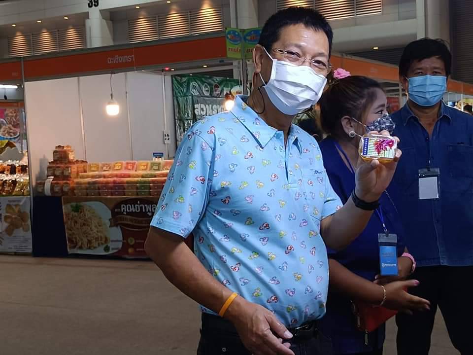 ผู้ว่าราชการจังหวัดปราจีนบุรี  เยี่ยมชมการจัดแสดงและจำหน่ายผลิตภัณฑ์ OTOP ในงาน OTOP ศิลปาชีพประทีปไทย  OTOP ก้าวไกลด้วยพระบารมี “ผ้าทอไทย สายใยแห่งพระบารมี สร้างอาชีพ ปวงประชาอย่างยั่งยืน