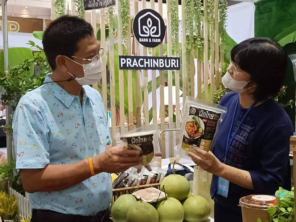 ผู้ว่าราชการจังหวัดปราจีนบุรี  เยี่ยมชมการจัดแสดงและจำหน่ายผลิตภัณฑ์ OTOP ในงาน OTOP ศิลปาชีพประทีปไทย  OTOP ก้าวไกลด้วยพระบารมี “ผ้าทอไทย สายใยแห่งพระบารมี สร้างอาชีพ ปวงประชาอย่างยั่งยืน