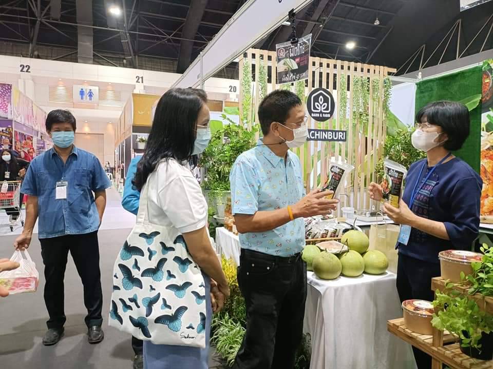 ผู้ว่าราชการจังหวัดปราจีนบุรี  เยี่ยมชมการจัดแสดงและจำหน่ายผลิตภัณฑ์ OTOP ในงาน OTOP ศิลปาชีพประทีปไทย  OTOP ก้าวไกลด้วยพระบารมี “ผ้าทอไทย สายใยแห่งพระบารมี สร้างอาชีพ ปวงประชาอย่างยั่งยืน
