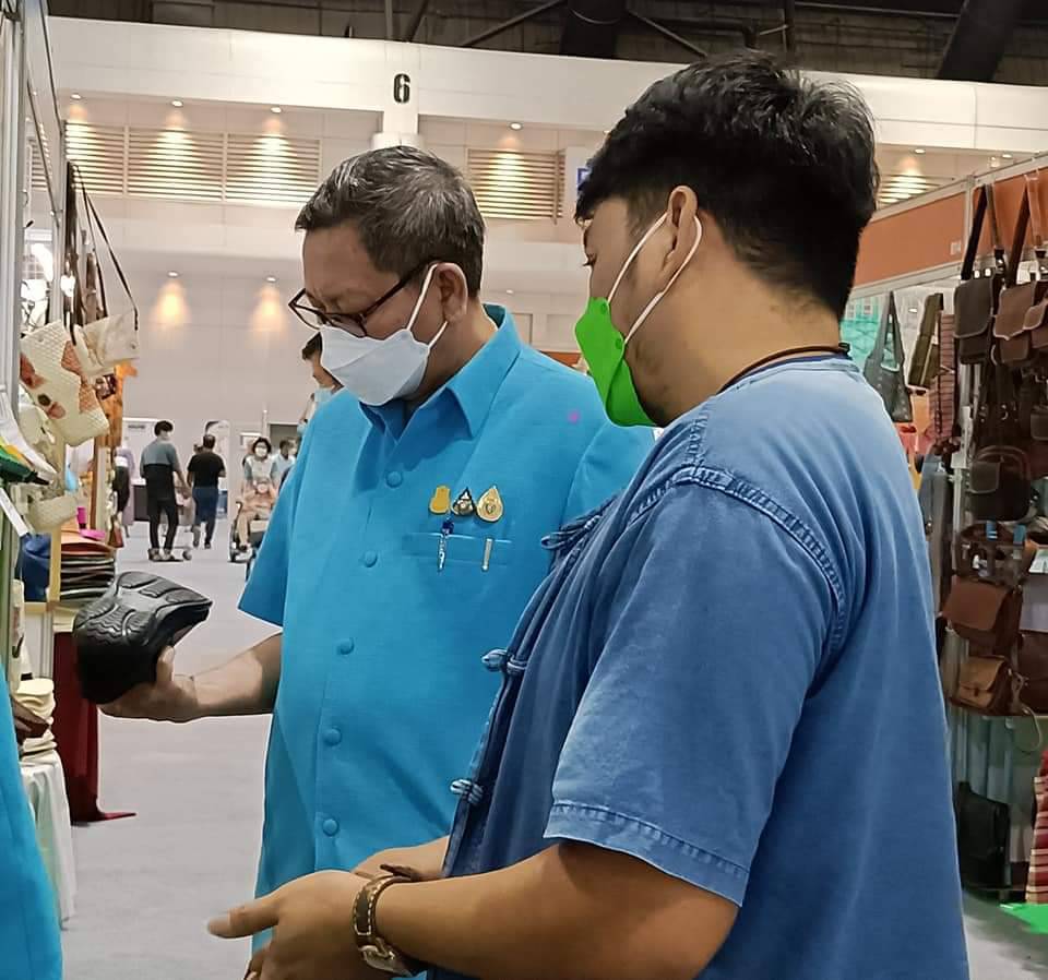 พช.ปราจีนบุรี ร่วมเปิดงาน OTOP ศิลปาชีพ ประทีปไทย OTOP ก้าวไกล ด้วยพระบารมี ภายใต้แนวคิด “ผ้าทอไทย สายใยแห่งพระเมตตา สร้างอาชีพปวงประชาอย่างยั่งยืน”