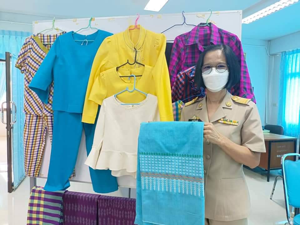 พช.ปราจีนบุรี ร่วมเปิดการฝึกอบรมตามโครงการส่งเสริมการประกอบอาชีพให้แก่ประชาชน ประจำปีงบประมาณ พ.ศ. 2565 (การทอผ้าลายอัตลักษณ์ “ปราจีนบุรี ศรีภูษา”)