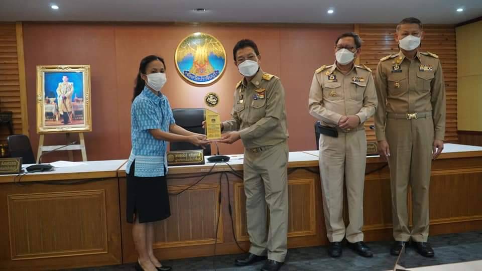 พช.ปราจีนบุรี มอบโล่รางวัลสิงห์ทองของกระทรวงมหาดไทย ประจำปี 2565