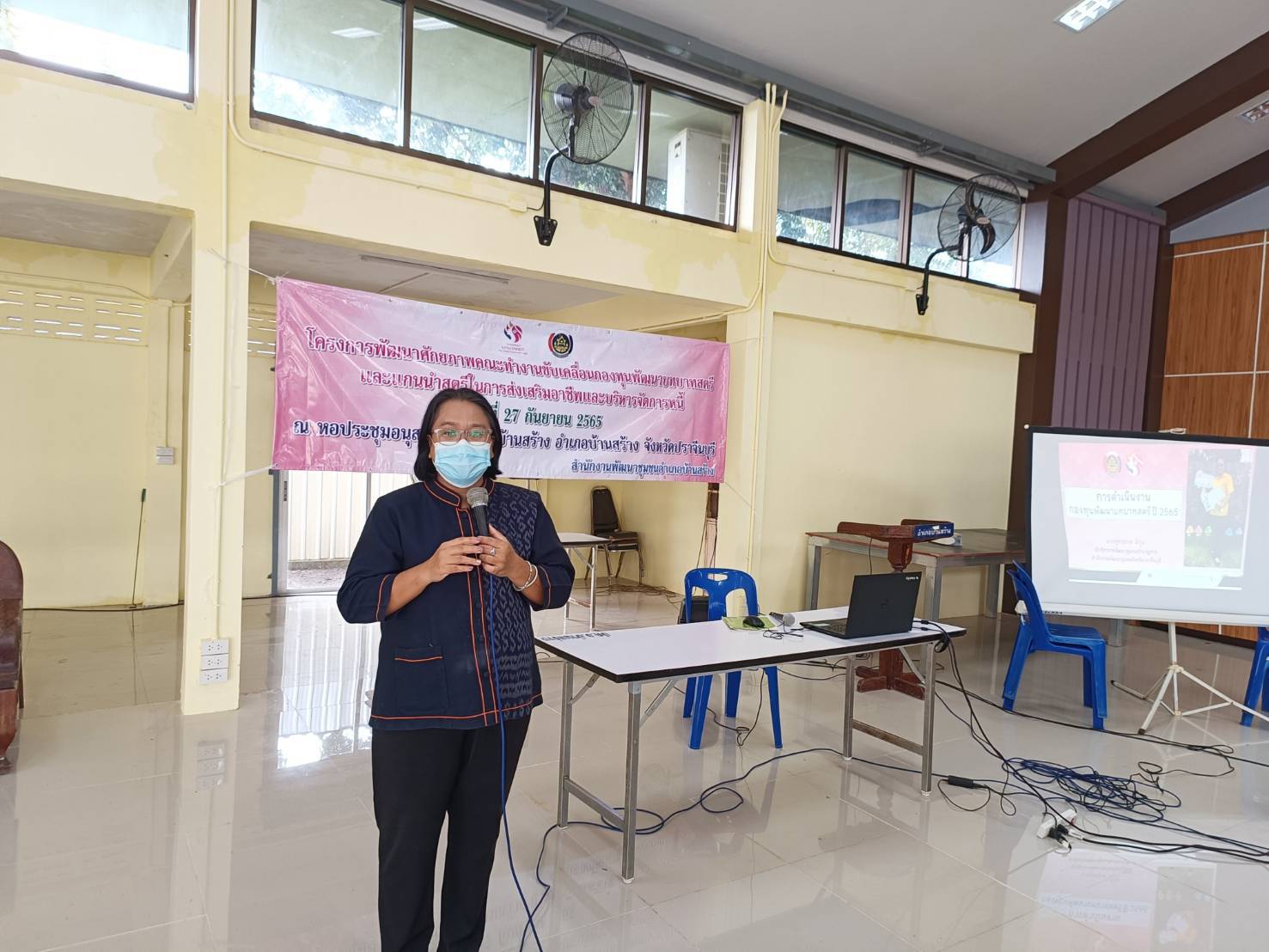 พช.ปราจีนบุรี วิทยากรบรรยายโครงการพัฒนาศักยภาพคณะทำงานขับเคลื่อนกองทุนพัฒนาบทบาทสตรีและแกนนำสตรีในการส่งเสริมอาชีพและบริหารจัดการหนี้ อำเภอบ้านสร้าง