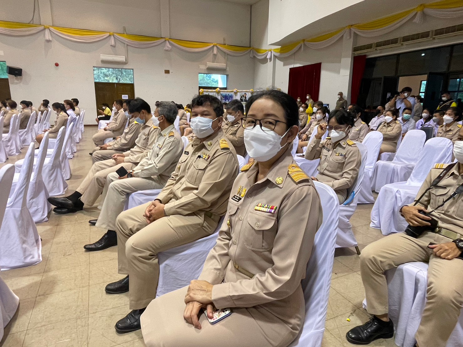 ??”พช.ปราจีนบุรี ร่วมพิธีถวายสักการะวางพานพุ่มดอกไม้สด เนื่องใน “วันพระบิดาแห่งฝนหลวง” ประจำปี 2565″