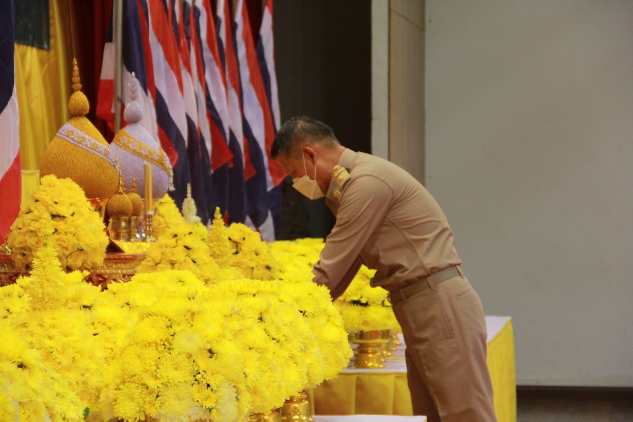 ??”พช.ปราจีนบุรี ร่วมพิธีถวายสักการะวางพานพุ่มดอกไม้สด เนื่องใน “วันพระบิดาแห่งฝนหลวง” ประจำปี 2565″