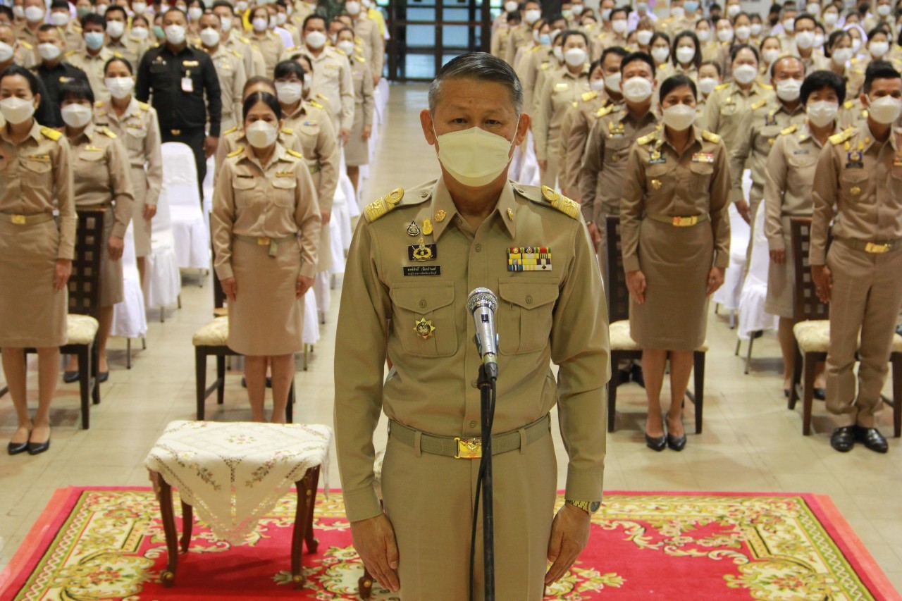 ??”พช.ปราจีนบุรี ร่วมพิธีถวายสักการะวางพานพุ่มดอกไม้สด เนื่องใน “วันพระบิดาแห่งฝนหลวง” ประจำปี 2565″