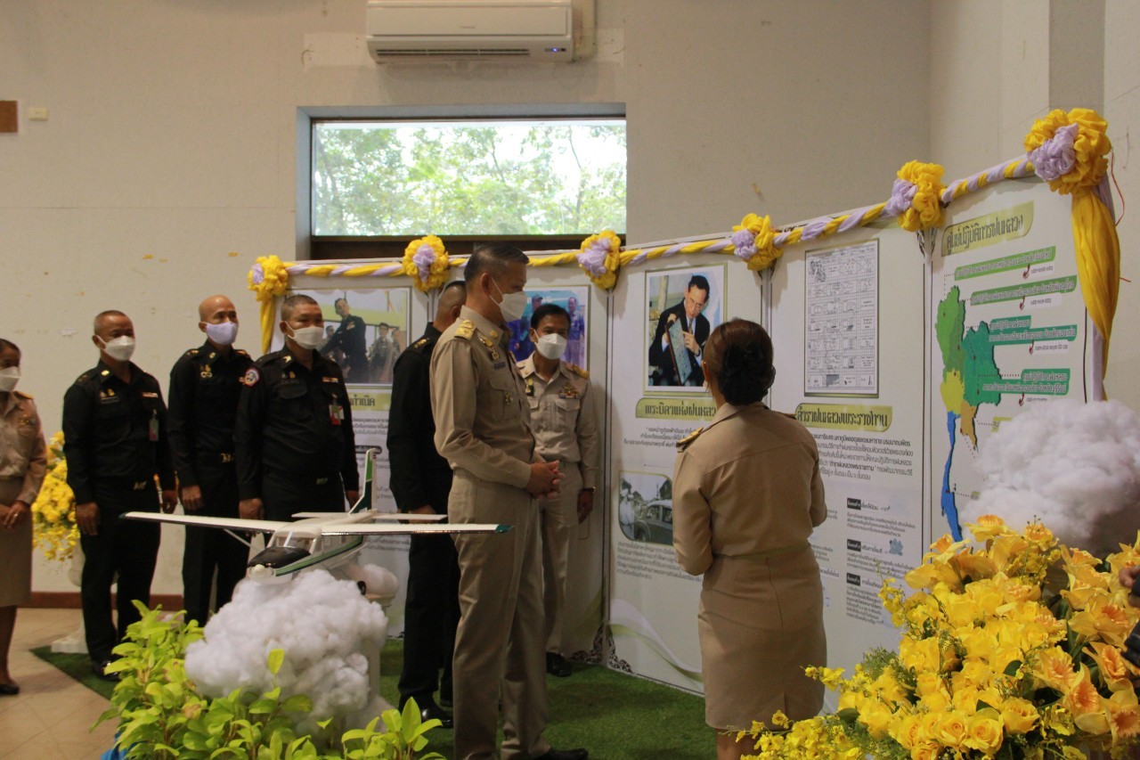 ??”พช.ปราจีนบุรี ร่วมพิธีถวายสักการะวางพานพุ่มดอกไม้สด เนื่องใน “วันพระบิดาแห่งฝนหลวง” ประจำปี 2565″