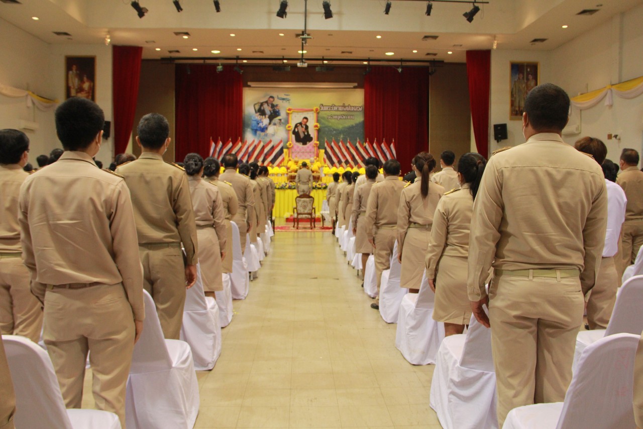 ??”พช.ปราจีนบุรี ร่วมพิธีถวายสักการะวางพานพุ่มดอกไม้สด เนื่องใน “วันพระบิดาแห่งฝนหลวง” ประจำปี 2565″