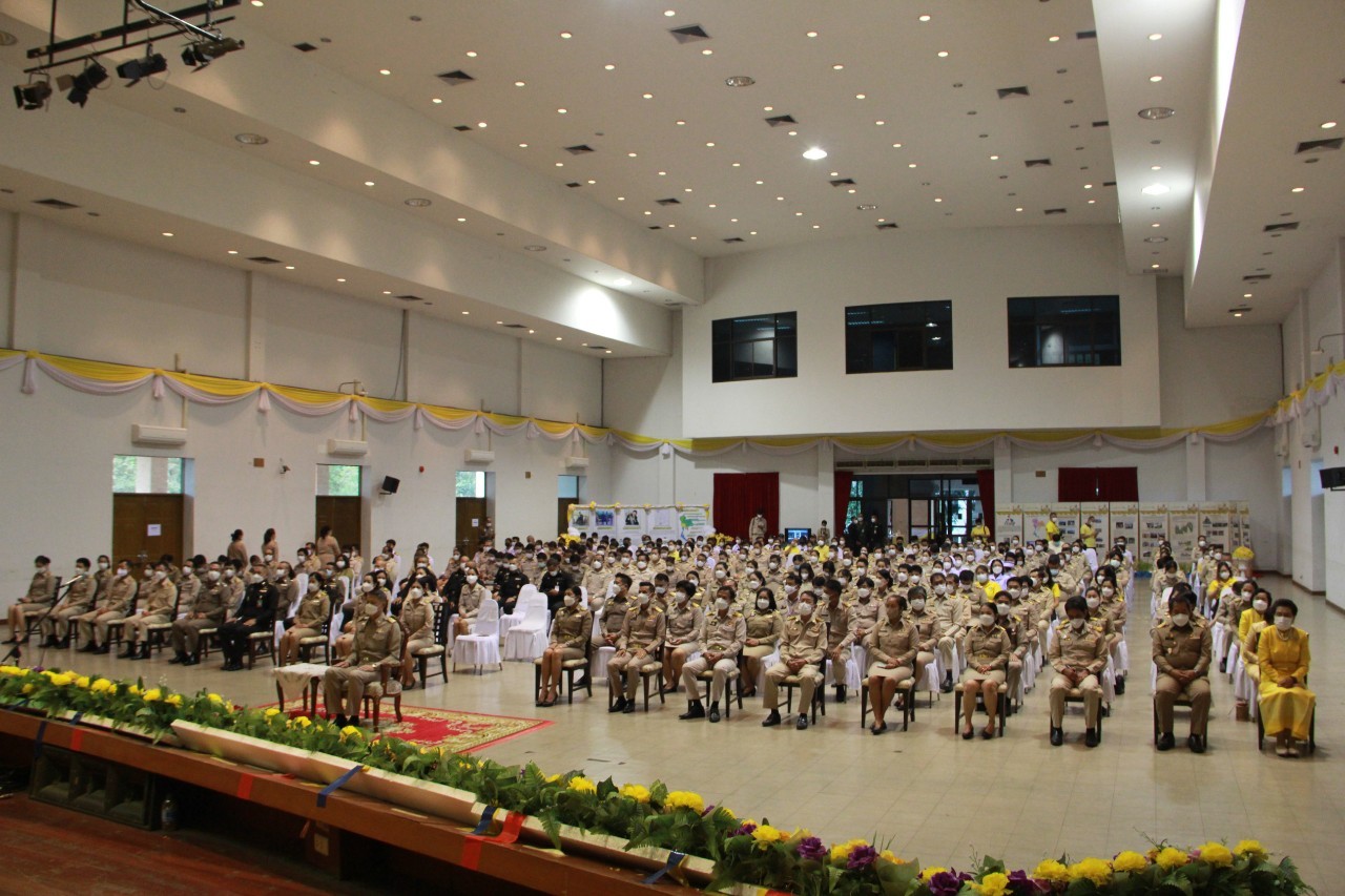 ??”พช.ปราจีนบุรี ร่วมพิธีถวายสักการะวางพานพุ่มดอกไม้สด เนื่องใน “วันพระบิดาแห่งฝนหลวง” ประจำปี 2565″