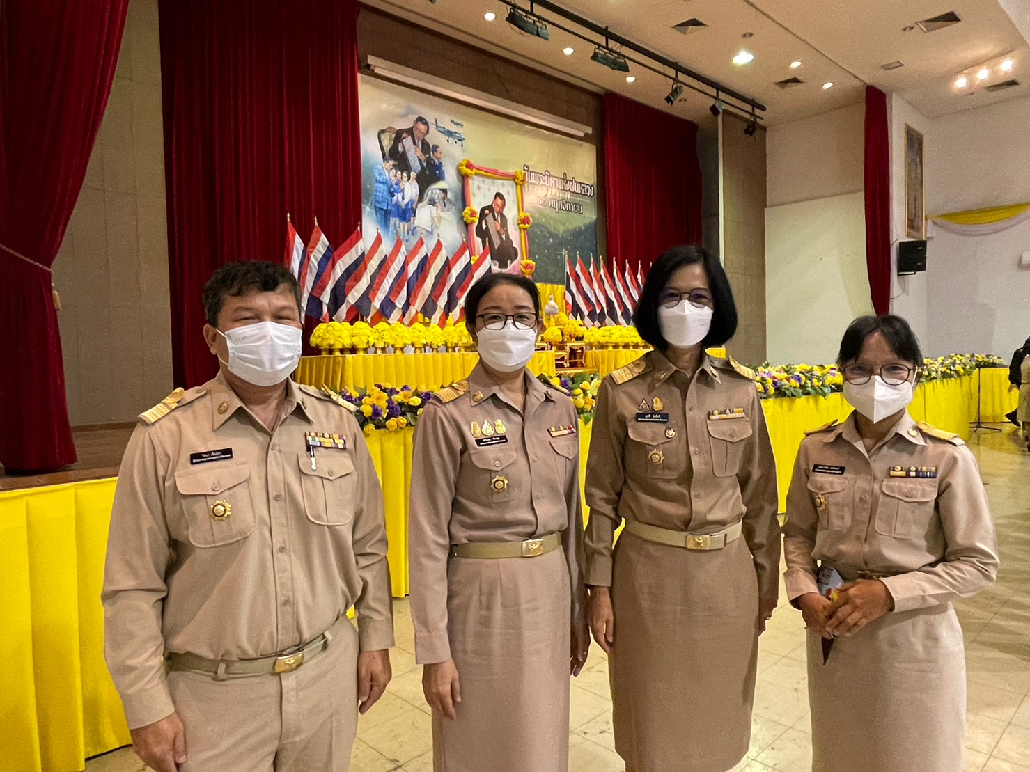 ??”พช.ปราจีนบุรี ร่วมพิธีถวายสักการะวางพานพุ่มดอกไม้สด เนื่องใน “วันพระบิดาแห่งฝนหลวง” ประจำปี 2565″