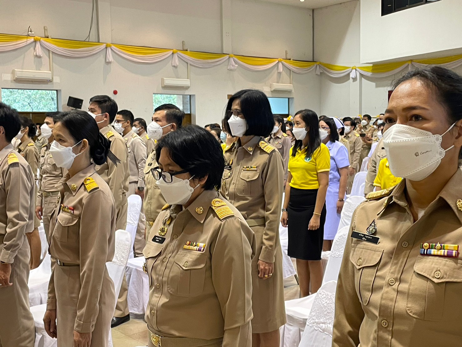 ??”พช.ปราจีนบุรี ร่วมพิธีถวายสักการะวางพานพุ่มดอกไม้สด เนื่องใน “วันพระบิดาแห่งฝนหลวง” ประจำปี 2565″