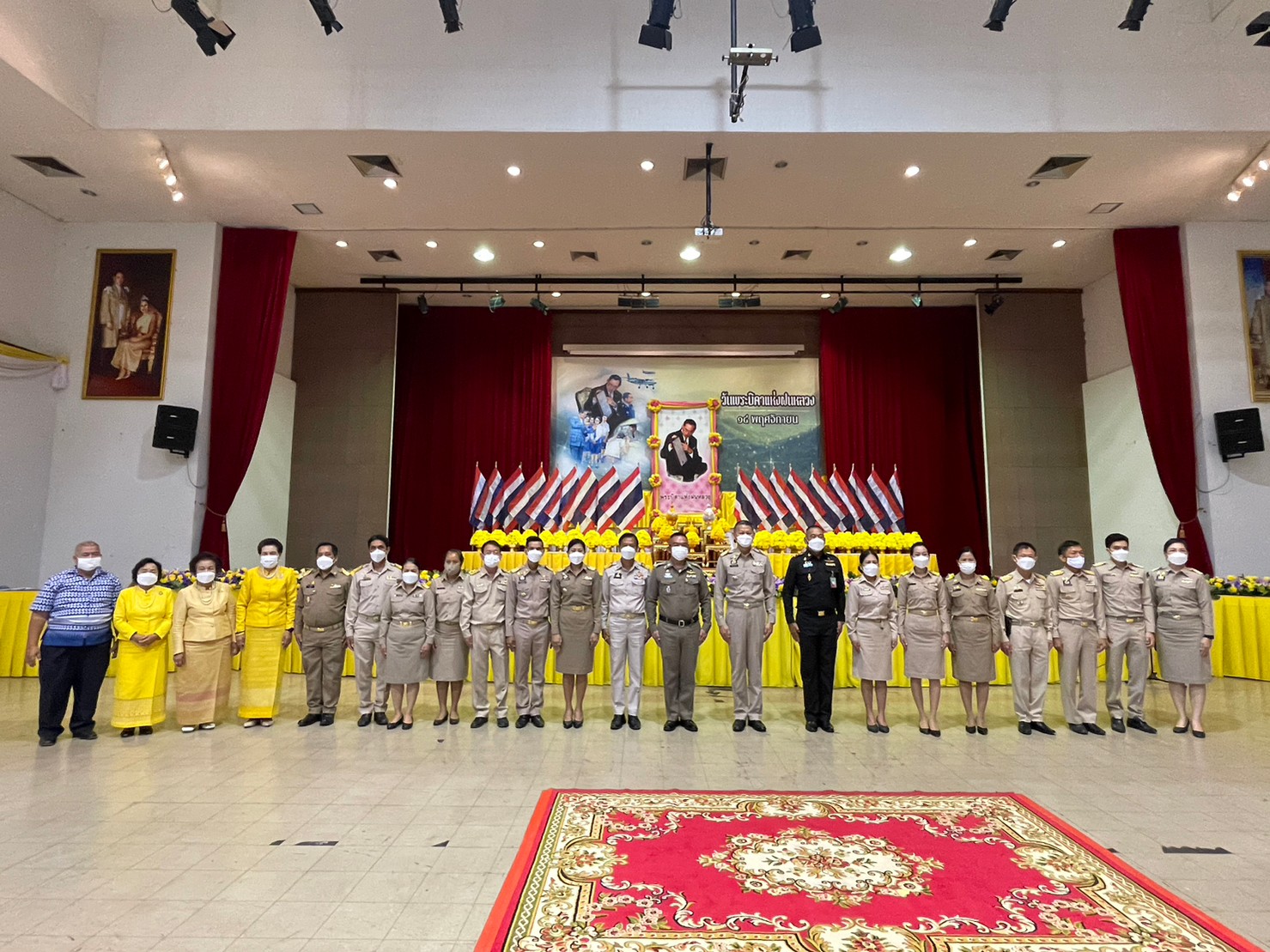 ??”พช.ปราจีนบุรี ร่วมพิธีถวายสักการะวางพานพุ่มดอกไม้สด เนื่องใน “วันพระบิดาแห่งฝนหลวง” ประจำปี 2565″