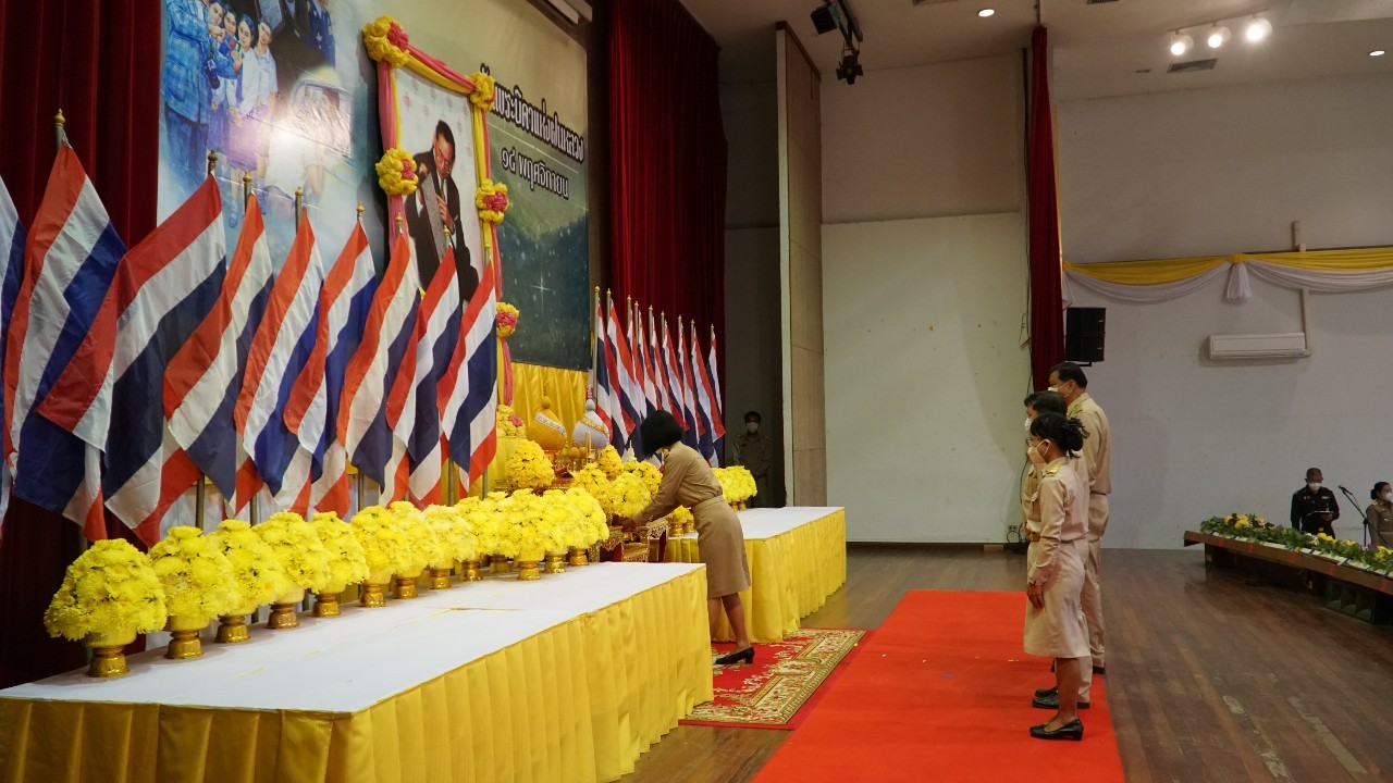 ??”พช.ปราจีนบุรี ร่วมพิธีถวายสักการะวางพานพุ่มดอกไม้สด เนื่องใน “วันพระบิดาแห่งฝนหลวง” ประจำปี 2565″