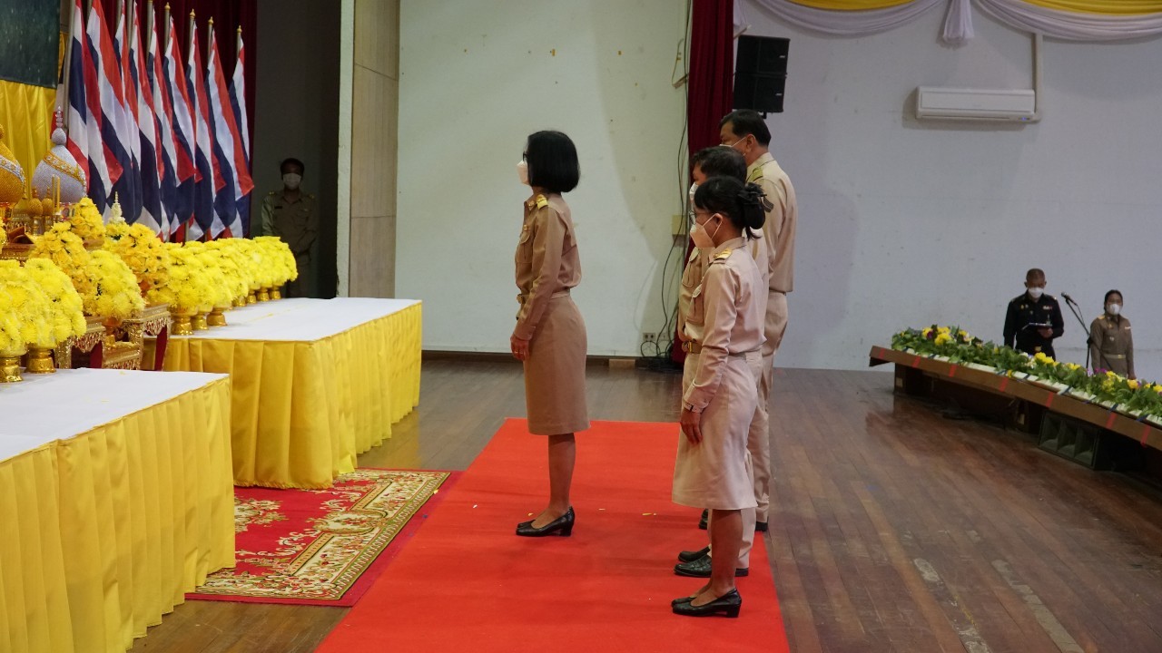 ??”พช.ปราจีนบุรี ร่วมพิธีถวายสักการะวางพานพุ่มดอกไม้สด เนื่องใน “วันพระบิดาแห่งฝนหลวง” ประจำปี 2565″