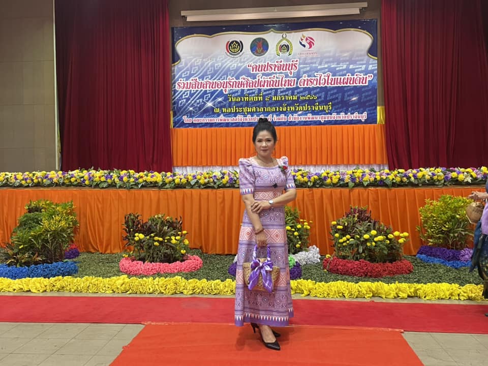 ✨✨”พช.ปราจีนบุรี จัดโครงการ “คนปราจีนบุรี ร่วมสืบสาน อนุรักษ์ศิลป์ผ้าถิ่นไทย ดำรงไว้ในแผ่นดิน” ??กิจกรรมที่ 2 กิจกรรมเดินแบบผ้าไทย ภายใต้สโลแกน “ผ้าไทย ใส่ให้สนุก” ”