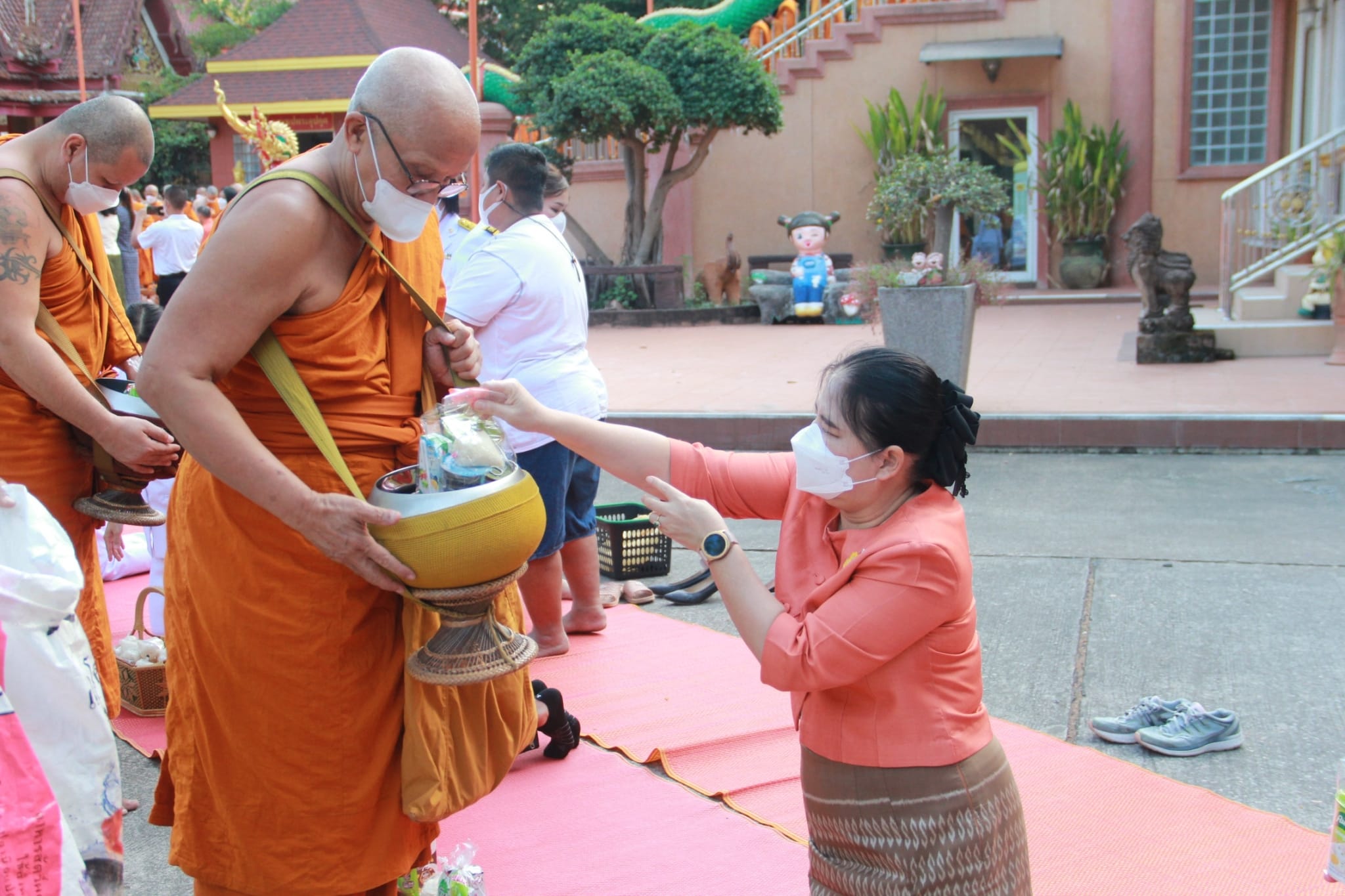 ??”พช.ปราจีนบุรี ร่วมพิธีทำบุญตักบาตรพระนวกะ โครงการบรรพชาอุปสมบท 99 รูป”