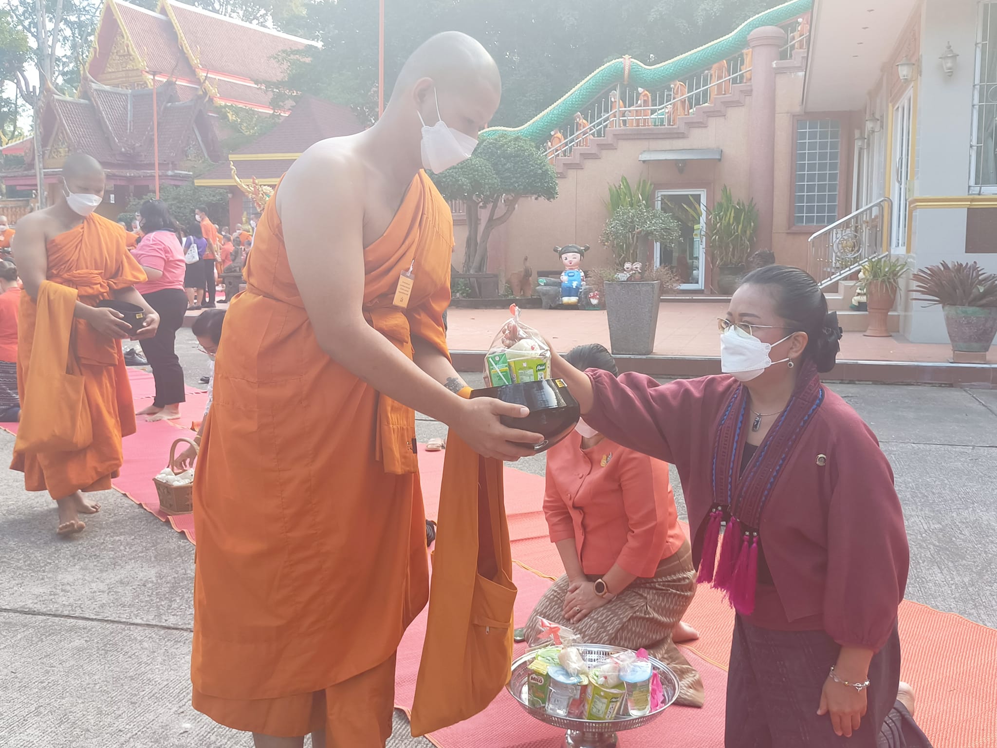 ??”พช.ปราจีนบุรี ร่วมพิธีทำบุญตักบาตรพระนวกะ โครงการบรรพชาอุปสมบท 99 รูป”