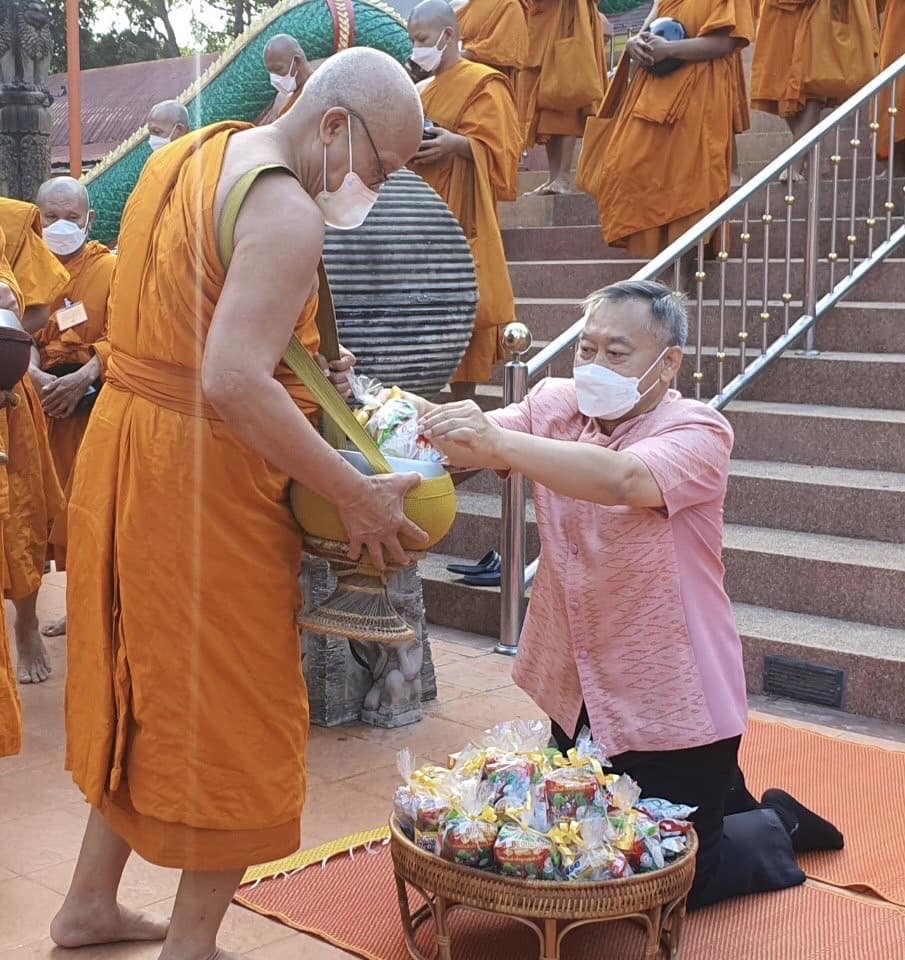 ??”พช.ปราจีนบุรี ร่วมพิธีทำบุญตักบาตรพระนวกะ โครงการบรรพชาอุปสมบท 99 รูป”