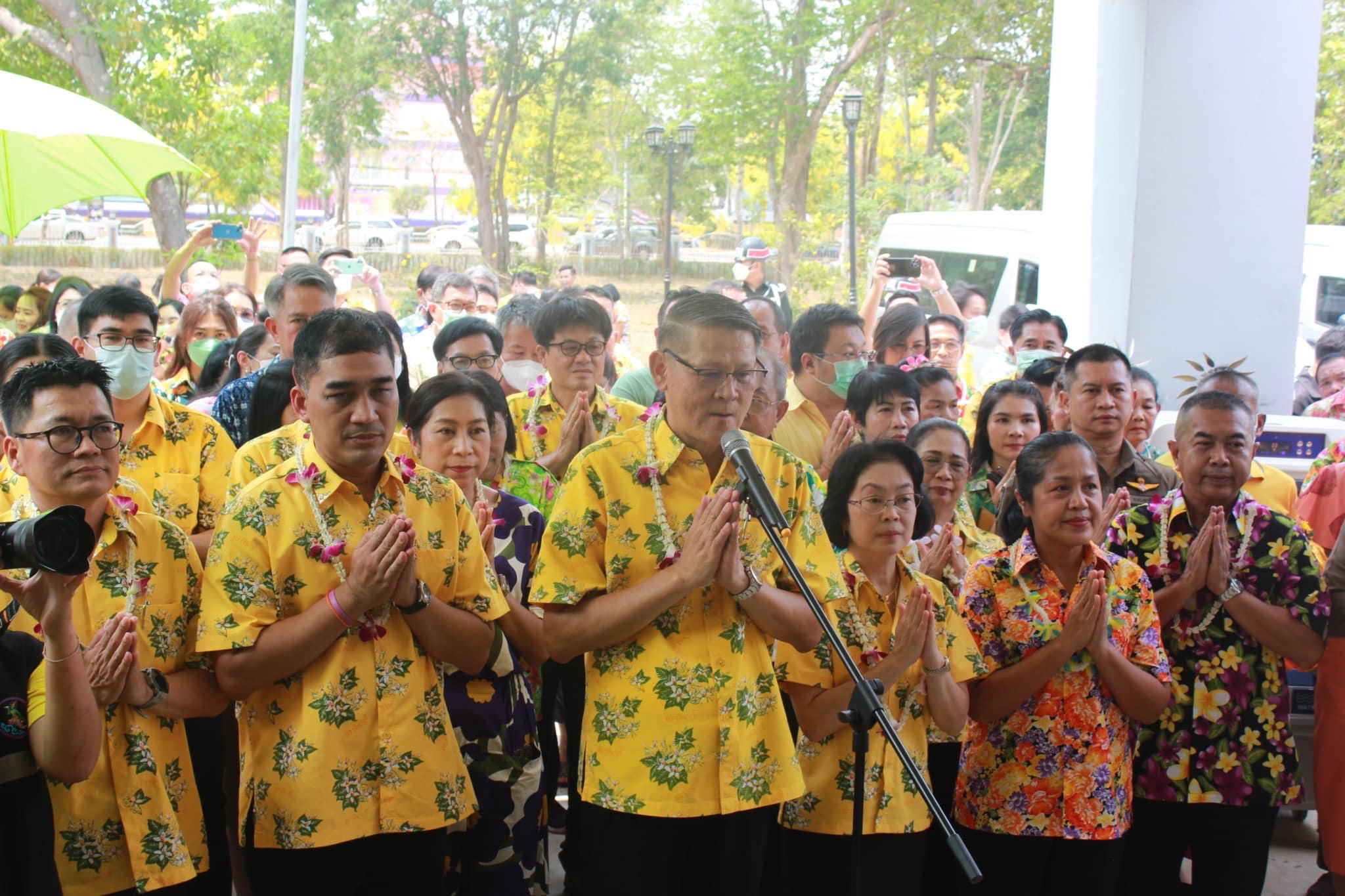 ✨✨”พช.ปราจีนบุรี ร่วมพิธีรดน้ำขอพรจากผู้ว่าราชการจังหวัดปราจีนบุรี เนื่องในประเพณีสงกรานต์ ประจำปี 2566″