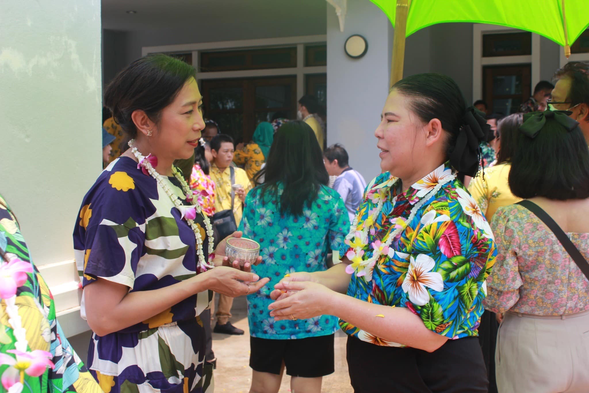 ✨✨”พช.ปราจีนบุรี ร่วมพิธีรดน้ำขอพรจากผู้ว่าราชการจังหวัดปราจีนบุรี เนื่องในประเพณีสงกรานต์ ประจำปี 2566″