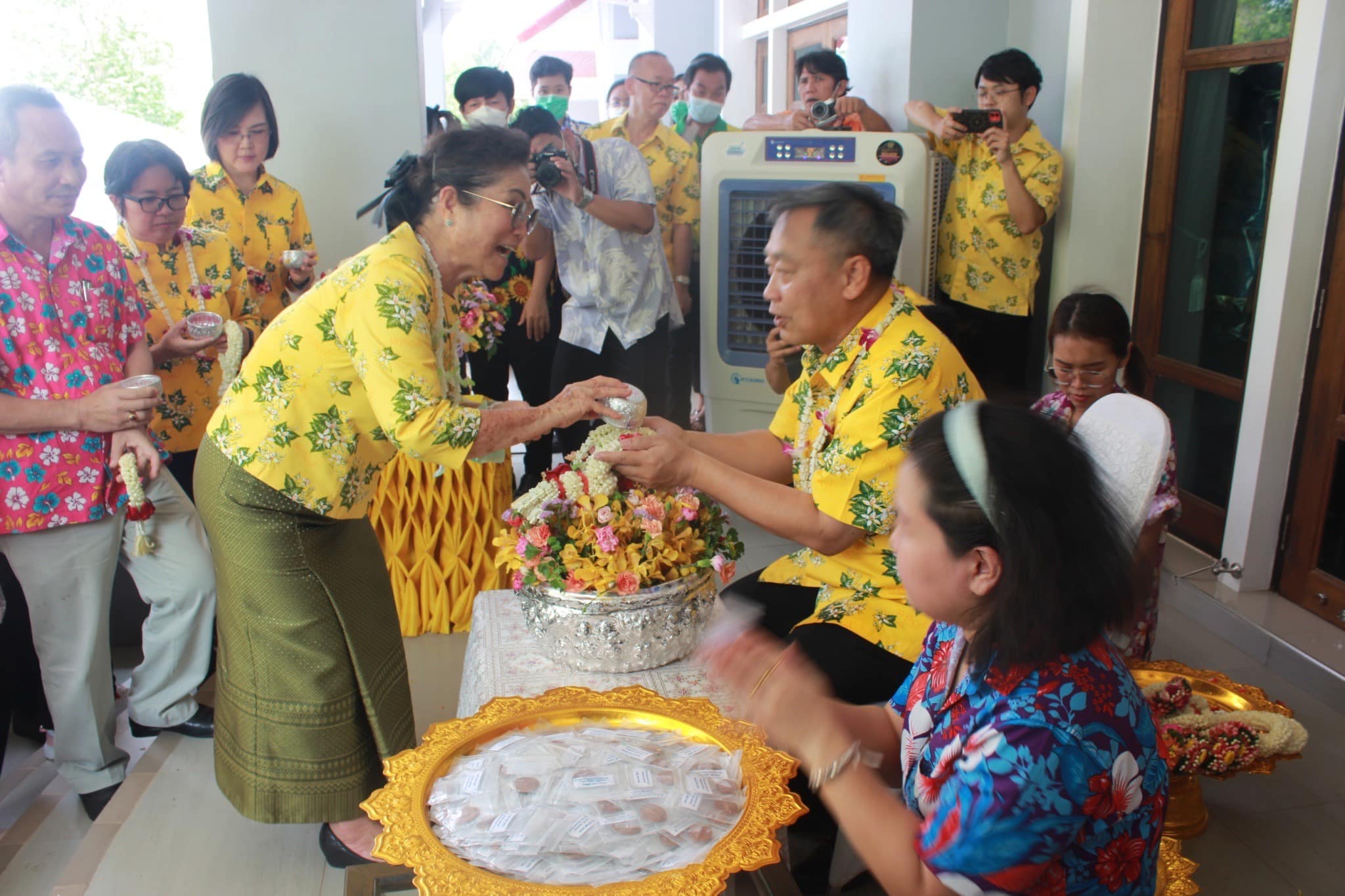 ✨✨”พช.ปราจีนบุรี ร่วมพิธีรดน้ำขอพรจากผู้ว่าราชการจังหวัดปราจีนบุรี เนื่องในประเพณีสงกรานต์ ประจำปี 2566″