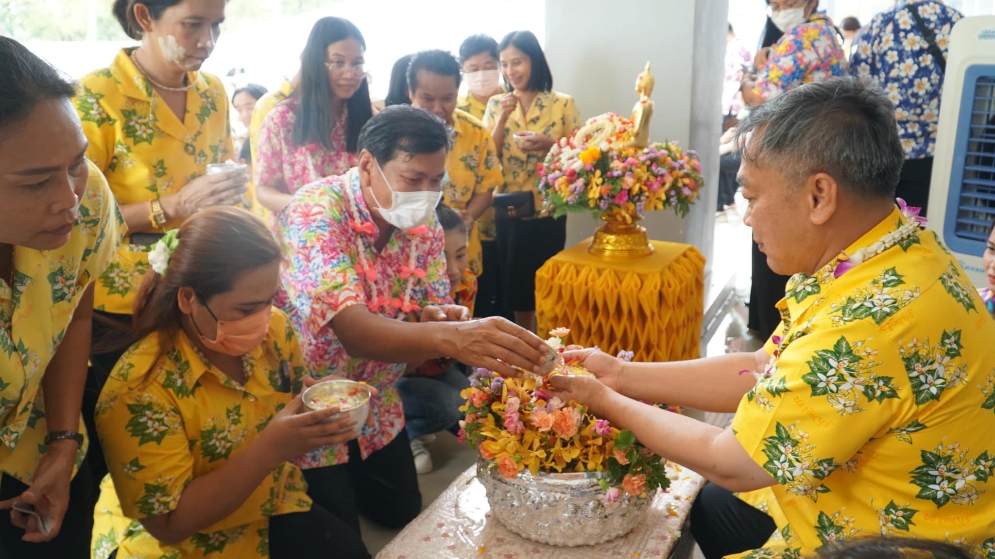 ✨✨”พช.ปราจีนบุรี ร่วมพิธีรดน้ำขอพรจากผู้ว่าราชการจังหวัดปราจีนบุรี เนื่องในประเพณีสงกรานต์ ประจำปี 2566″