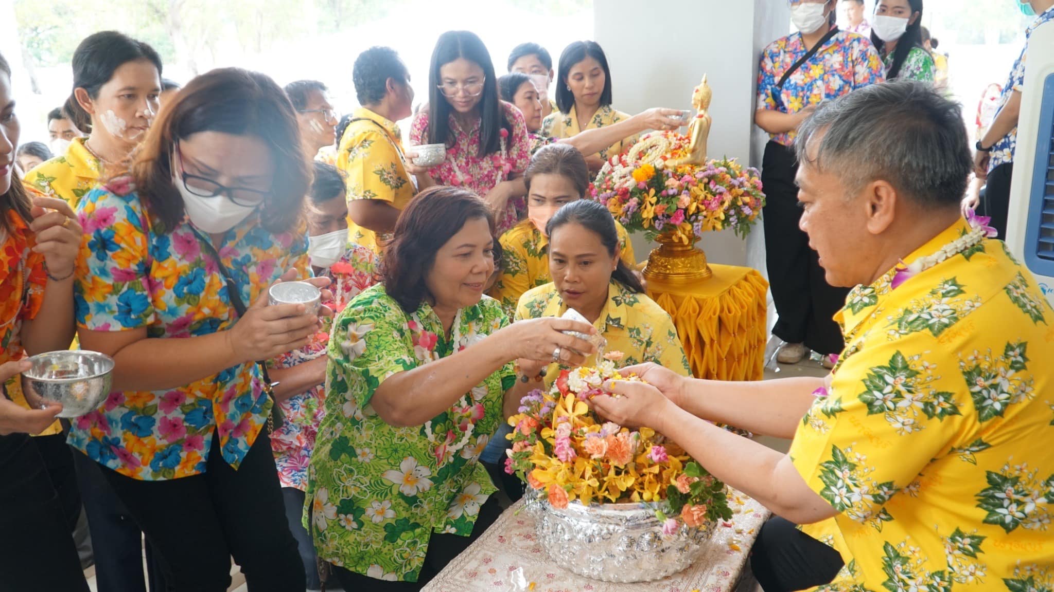✨✨”พช.ปราจีนบุรี ร่วมพิธีรดน้ำขอพรจากผู้ว่าราชการจังหวัดปราจีนบุรี เนื่องในประเพณีสงกรานต์ ประจำปี 2566″