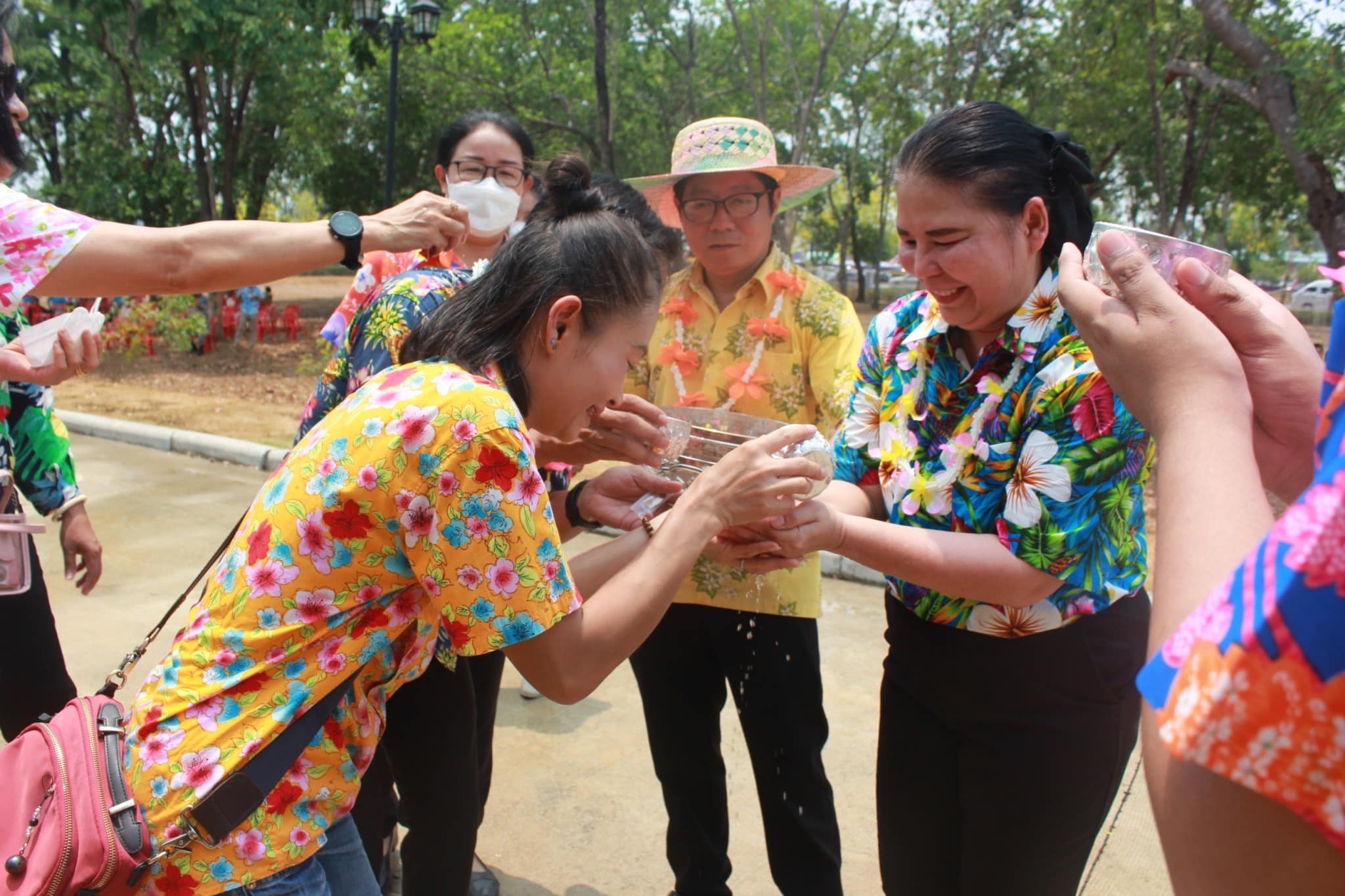 ✨✨”พช.ปราจีนบุรี ร่วมพิธีรดน้ำขอพรจากผู้ว่าราชการจังหวัดปราจีนบุรี เนื่องในประเพณีสงกรานต์ ประจำปี 2566″