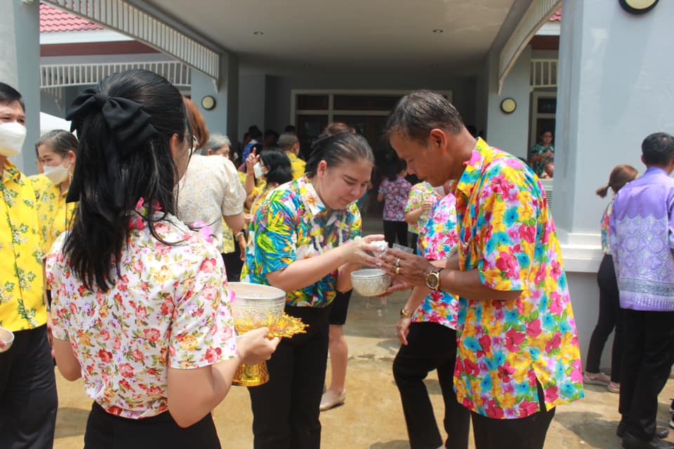 ✨✨”พช.ปราจีนบุรี ร่วมพิธีรดน้ำขอพรจากผู้ว่าราชการจังหวัดปราจีนบุรี เนื่องในประเพณีสงกรานต์ ประจำปี 2566″
