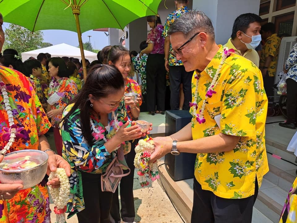 ✨✨”พช.ปราจีนบุรี ร่วมพิธีรดน้ำขอพรจากผู้ว่าราชการจังหวัดปราจีนบุรี เนื่องในประเพณีสงกรานต์ ประจำปี 2566″