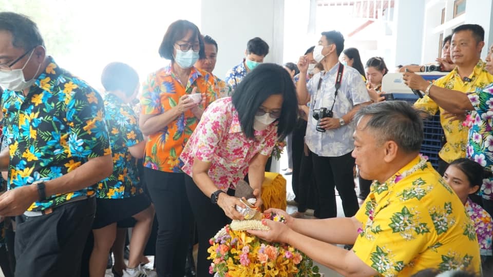 ✨✨”พช.ปราจีนบุรี ร่วมพิธีรดน้ำขอพรจากผู้ว่าราชการจังหวัดปราจีนบุรี เนื่องในประเพณีสงกรานต์ ประจำปี 2566″