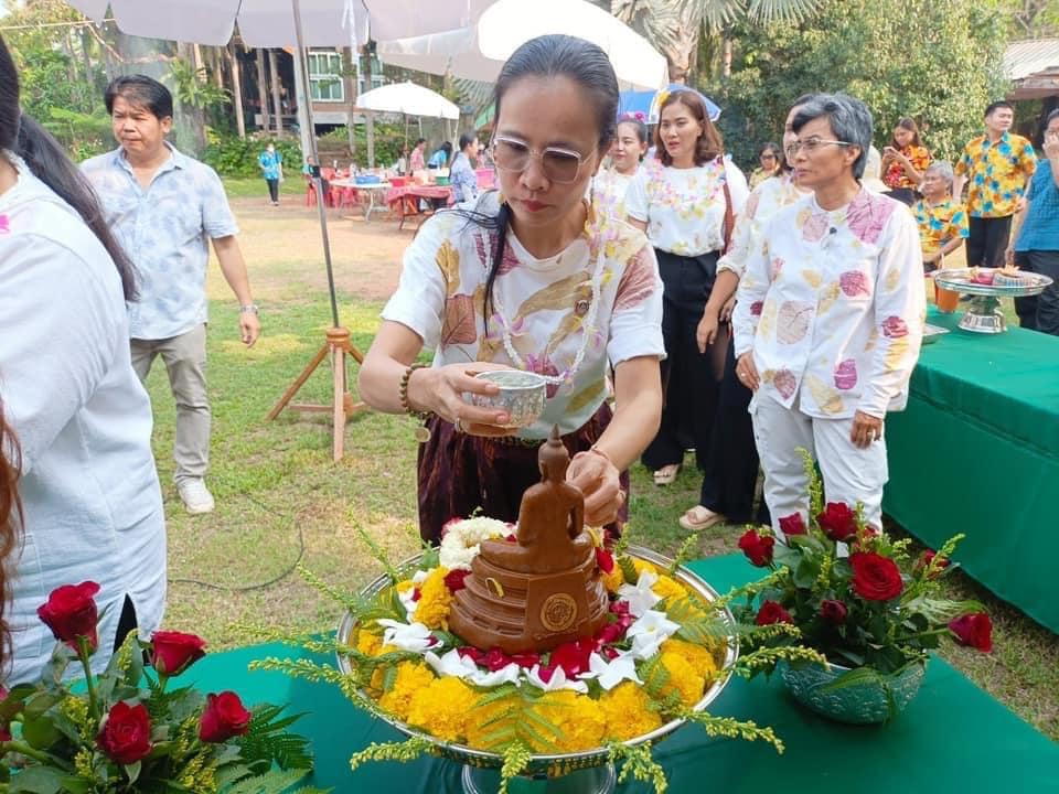 ✨✨”พช.ปราจีนบุรี ร่วมพิธีรดน้ำขอพรจากผู้ใหญ่ เนื่องในประเพณีสงกรานต์ ประจำปี 2566”