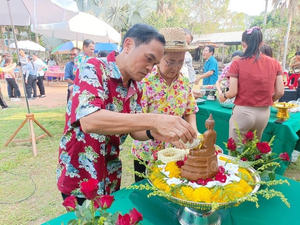 ✨✨”พช.ปราจีนบุรี ร่วมพิธีรดน้ำขอพรจากผู้ใหญ่ เนื่องในประเพณีสงกรานต์ ประจำปี 2566”