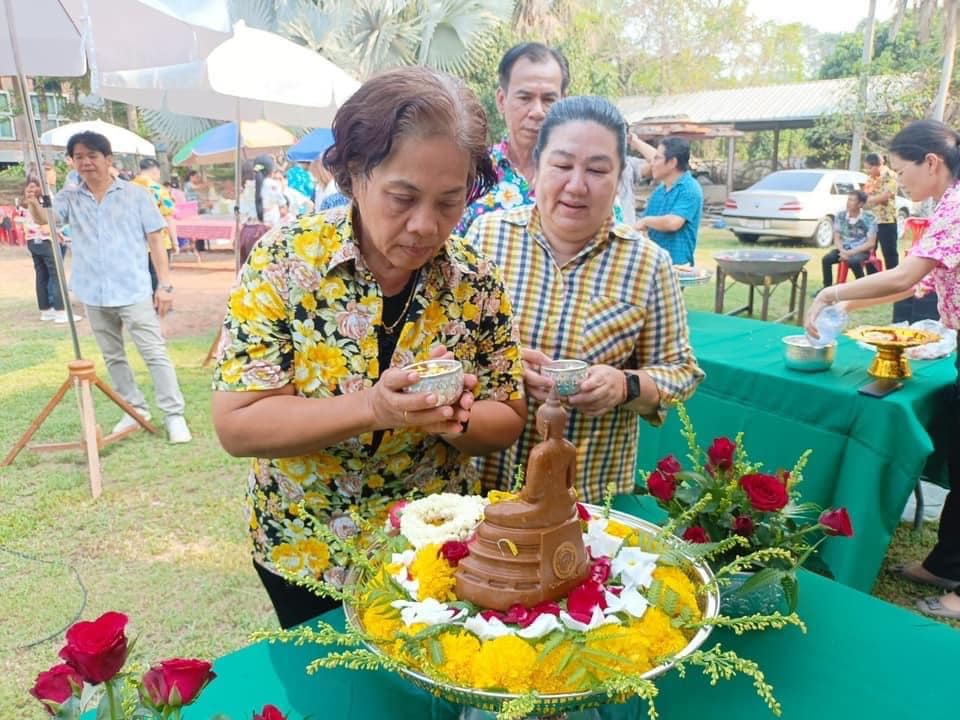 ✨✨”พช.ปราจีนบุรี ร่วมพิธีรดน้ำขอพรจากผู้ใหญ่ เนื่องในประเพณีสงกรานต์ ประจำปี 2566”
