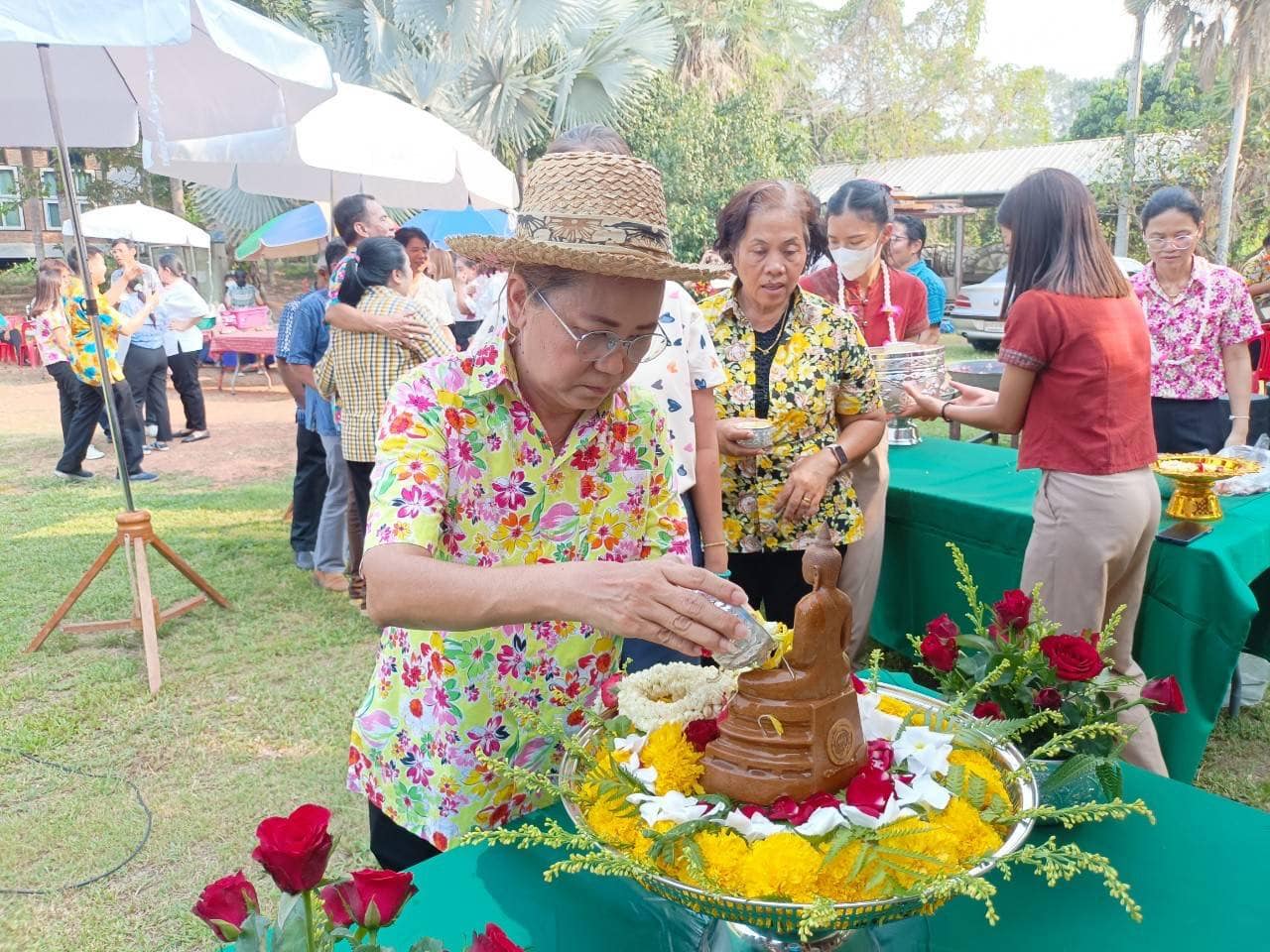 ✨✨”พช.ปราจีนบุรี ร่วมพิธีรดน้ำขอพรจากผู้ใหญ่ เนื่องในประเพณีสงกรานต์ ประจำปี 2566”