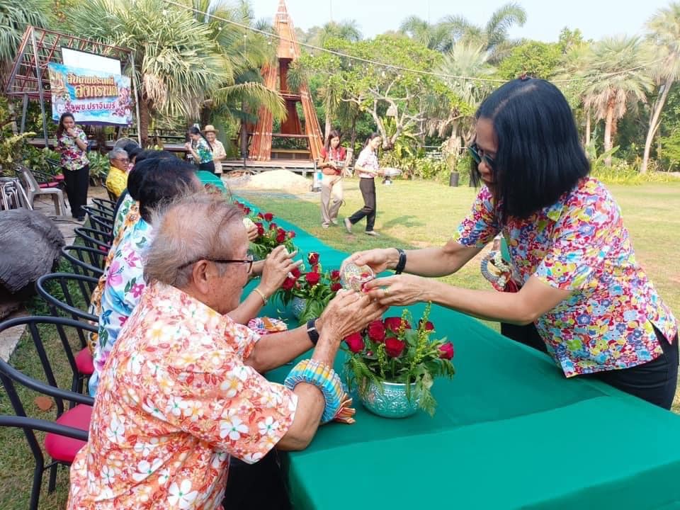 ✨✨”พช.ปราจีนบุรี ร่วมพิธีรดน้ำขอพรจากผู้ใหญ่ เนื่องในประเพณีสงกรานต์ ประจำปี 2566”