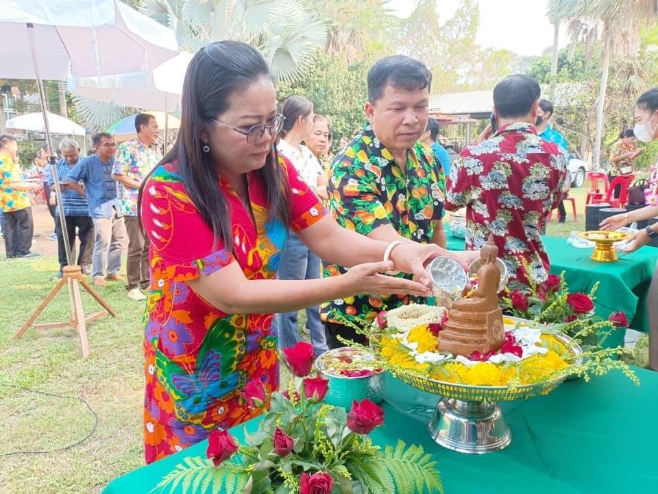 ✨✨”พช.ปราจีนบุรี ร่วมพิธีรดน้ำขอพรจากผู้ใหญ่ เนื่องในประเพณีสงกรานต์ ประจำปี 2566”